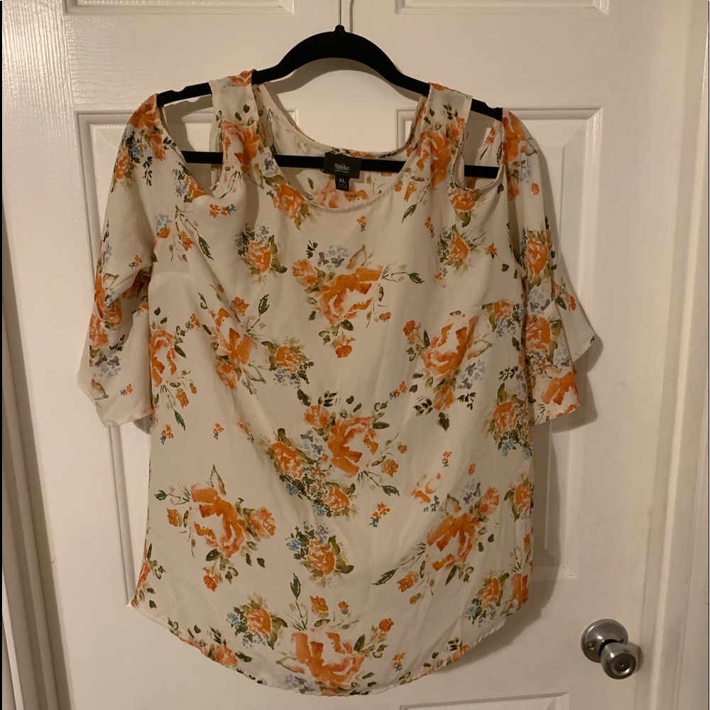 Cute and lite weight, sexy shoulders-exposed top!